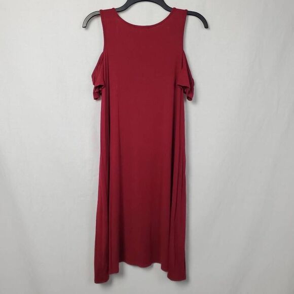 Maurices Medium Burgundy Solid Cold-Shoulder Cap Sleeve T-Shirt Dress - Picture 4 of 7